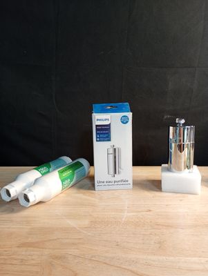 une boîte de dentifrice et un tube de dentifrice posés sur une table