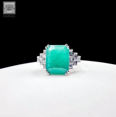 bague en émeraude et diamant sur fond blanc