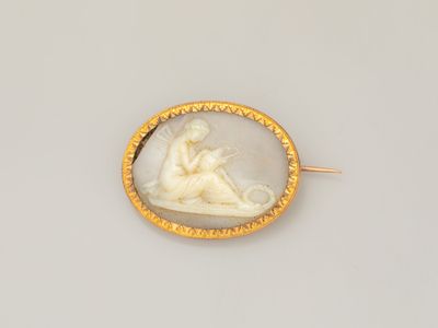Broche en or jaune 750°/°° (18K), sertie d'un camée coquille… - Photo 1