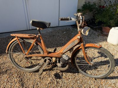 un vieux vélo qui traîne dans le gravier