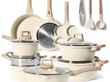 beaucoup de casseroles et de poêles sur la table