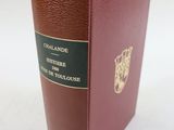 une image représentant un livre rouge posé sur une table blanche