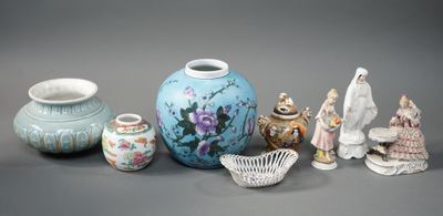 un groupe de vases posés sur une table