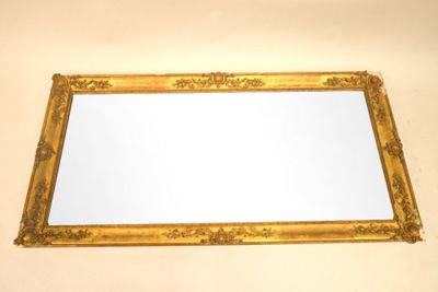 une image d'un miroir encadré d'or sur un mur blanc