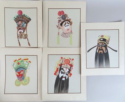 quatre cartes représentant des masques chinois sont disposées sur une surface blanche