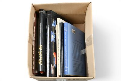 une boîte en carton contenant tout un tas de livres