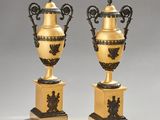 une paire de vases dorés et noirs empilés l’un sur l’autre