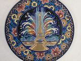 une assiette sur laquelle est représentée la Tour Eiffel
