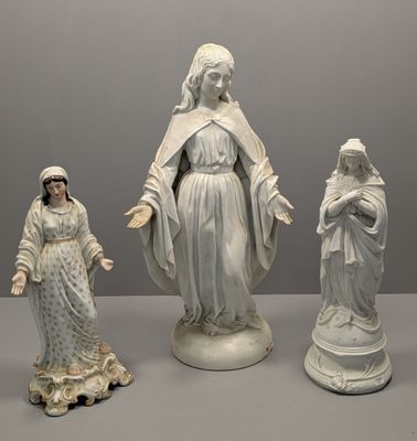 trois figurines représentant une femme, un homme et un enfant