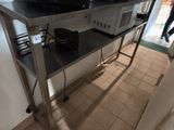 deux micro-ondes et un grille-pain posés sur une table