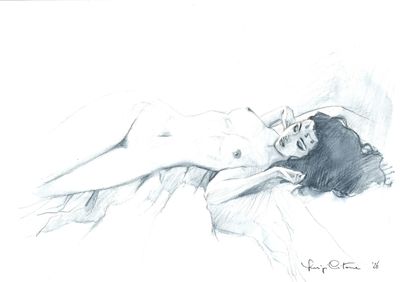 dessin au crayon représentant une femme allongée sur un lit, les bras derrière la tête