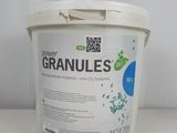 un seau de granilles posé sur une table