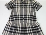 une robe de petite fille à carreaux