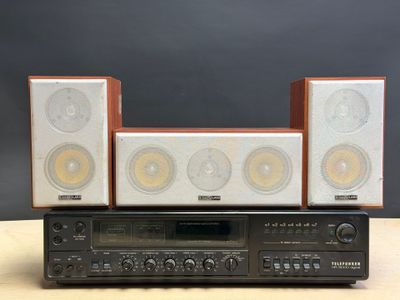 un gros plan d'une chaîne hi-fi avec des enceintes posées dessus
