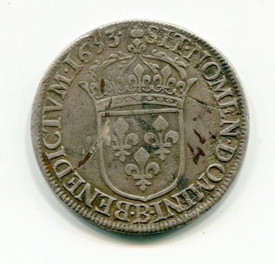 une vieille pièce de monnaie surmontée d'une couronne, posée sur un fond blanc