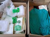 deux cartons de vêtements posés par terre