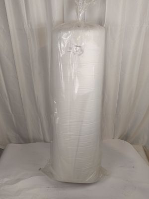 un rouleau de papier de soie blanc posé sur une table