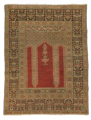un tapis rouge et or au motif oriental