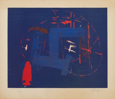 une image représentant un tableau bleu et rouge devant lequel se tient une personne