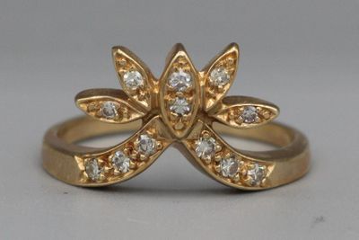l'image d'une bague en or ornée de diamants