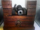 une caisse en bois surmontée d'un canon