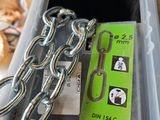un bac en plastique muni d'une chaîne et d'un cadenas