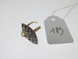 gros plan d'une bague à laquelle est attachée une étiquette