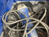 une boîte bleue contenant tout un tas de chaussures
