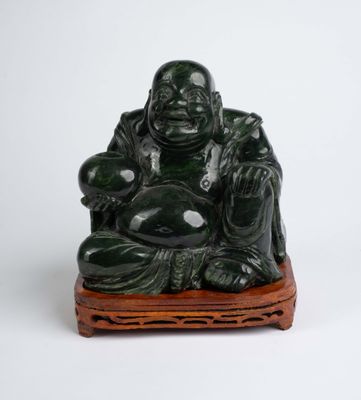 statue d'un Bouddha souriant assis sur un socle en bois
