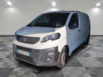 la photo d'une camionnette blanche sur un sol en damier
