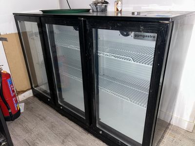 deux portes vitrées ouvertes dans une pièce