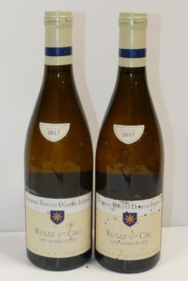 deux bouteilles de vin posées l'une à côté de l'autre sur une table