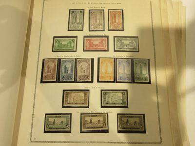 la photo d'un livre sur lequel sont apposés des timbres