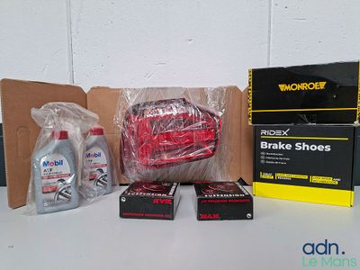 une boîte de plaquettes de frein et un flacon de produit nettoyant posés sur une table