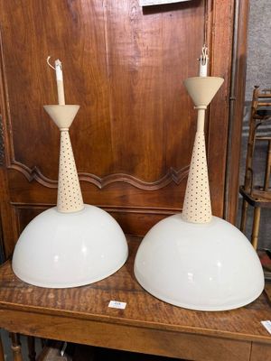 HOLOPHANE Paire de lustres à montures en métal laqué blanc à…