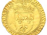 Gros plan sur une pièce d'or ornée d'une couronne