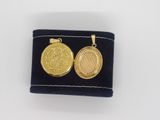 un gros plan sur une paire de boucles d'oreilles en or posées sur un tissu bleu