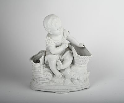 Sujet en biscuit représentant un enfant aux paniers. - Photo 1