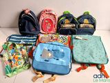 de nombreux sacs et sacs à dos posés par terre
