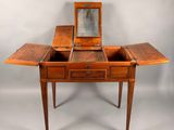 une vieille coiffeuse en bois surmontée d'un miroir
