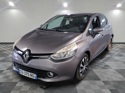 la voiture grise est garée sur un sol en damier dans le garage