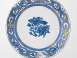 l'image d'une assiette bleue et blanche ornée de fleurs