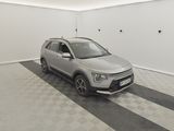 la voiture est garée dans le garage sur le sol en damier