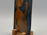 sculpture représentant un homme avec un oiseau sur l'épaule