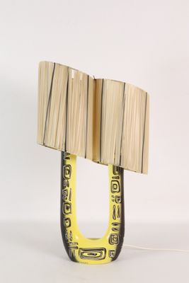 une lampe sur laquelle sont posés deux livres