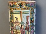 un vase posé sur une table devant un mur
