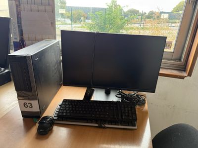 un bureau d'ordinateur équipé de deux écrans et d'un clavier