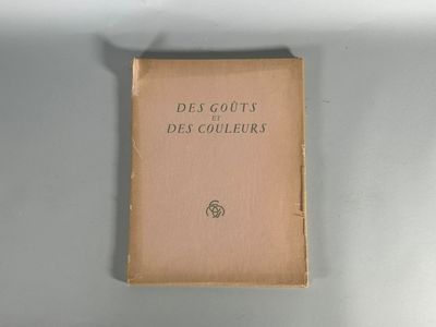 un vieux livre posé sur une table à côté d'un mur blanc