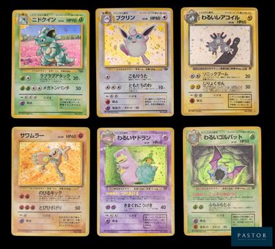 Les cartes Pokémon sont présentées sur une surface noire avec un fond noir.