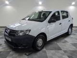 la photo d'une petite voiture blanche garée dans un garage
